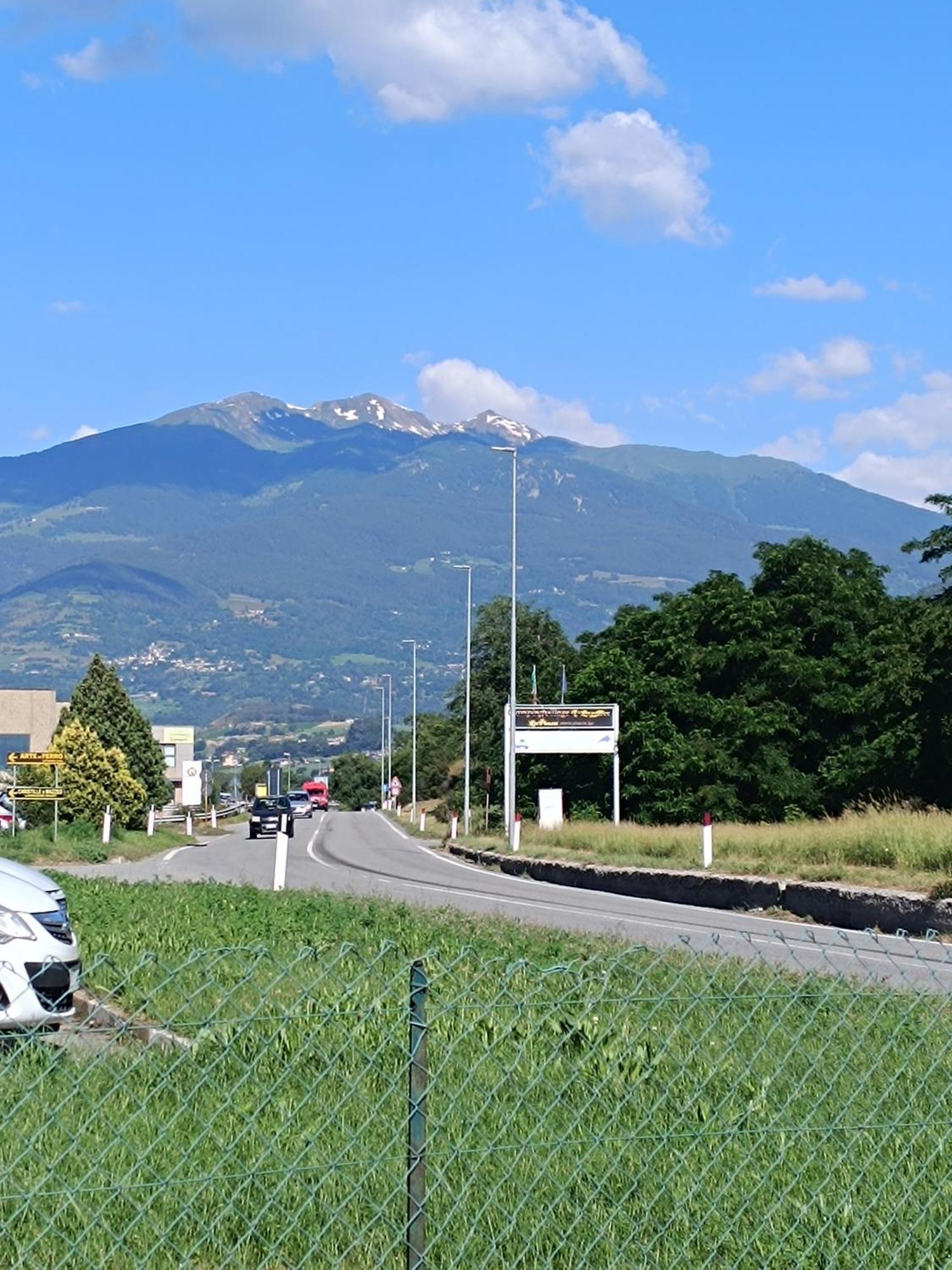 La Grolla Apartment Aosta Luaran gambar